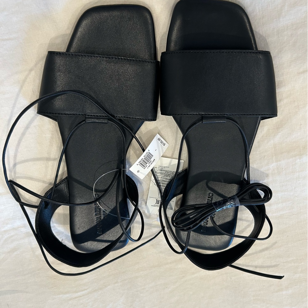 Women’s size 7 Banana Republic lace up sandals - new!